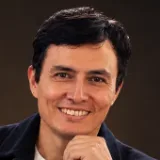 Jose Cabanillas León, sonriendo, con americana azul marino.